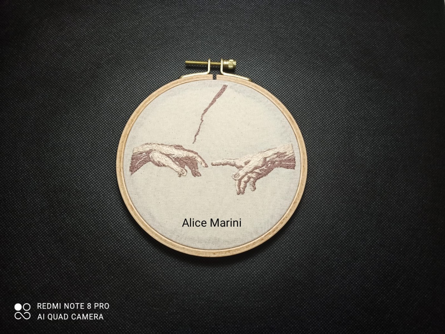 Tela ricamata: Le mani della creazione